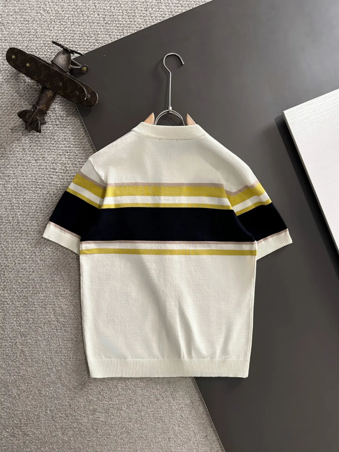 Next day shipment High Quality LP 2036 Summer New Arrival men's short-sleeved T-shirt Made of combed cotton yarn knitted cotton fabric, pure cotton high-weight special yarn, it feels full of weight when weighed, and the upper body is more textured than ordinary T-shirts. This texture can cope with the weather easily and is suitable for both hot and cold! The pattern on the chest adopts three-dimensional embroidery technology, and is perfectly produced stitch by stitch with reference to the original version! Loose fit design, looks noble. Size: M to XXXL